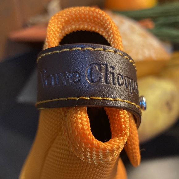 VUEVE CLICQUOT CHAMPAGNE TRAVEL CASE. Leather strap for secure closure/carry - Picture 4 of 10